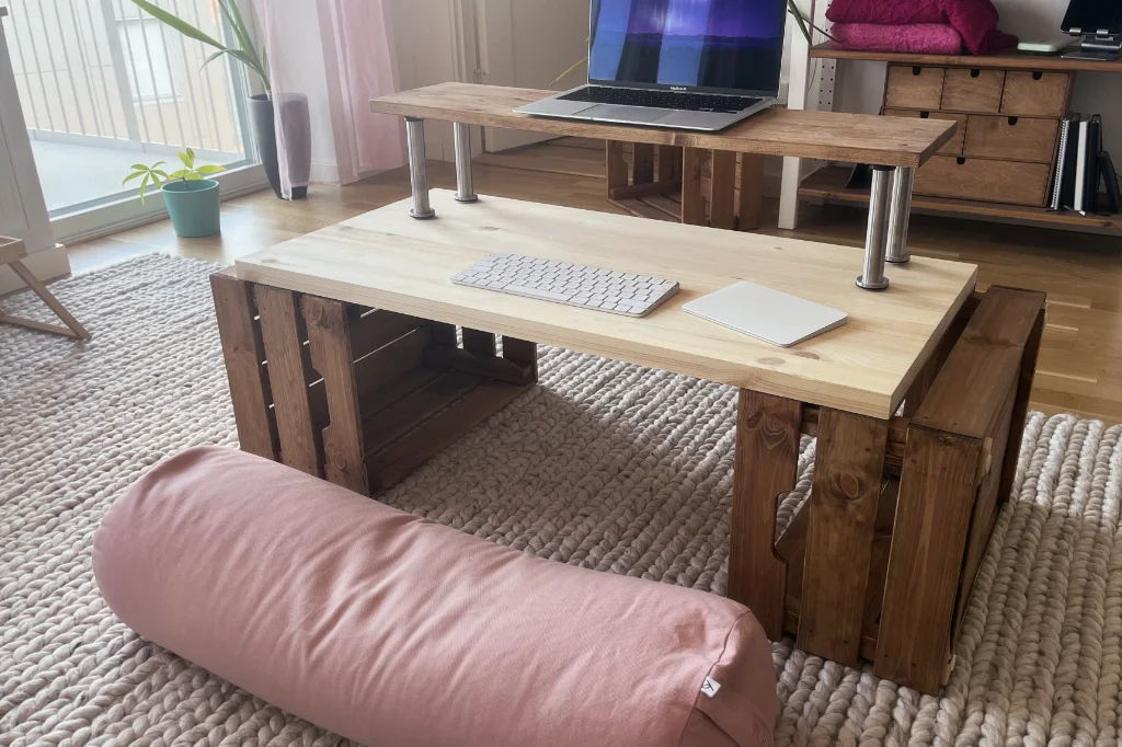 En obehandlat träskiva som vilar på två träbackar