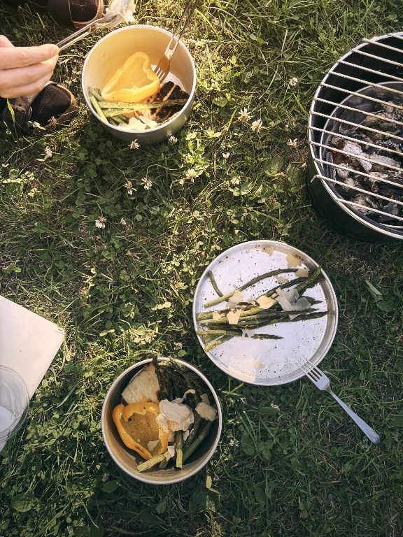 Middag med grillad sparris, paprika och halloumi.