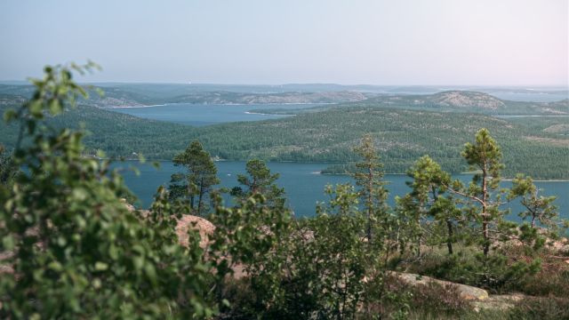 Utsikt över berg och hav från Slåttdalsberget.