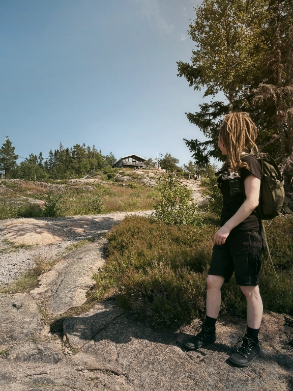 Eja i förgrunden och toppstugan på Skuleberget i bakgrunden.