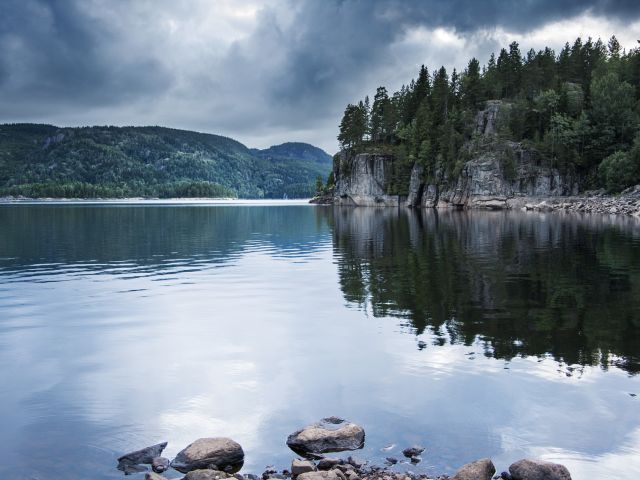 En sjö bland berg och dalar i Norge.