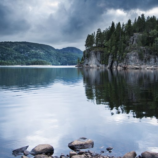 En sjö bland berg och dalar i Norge